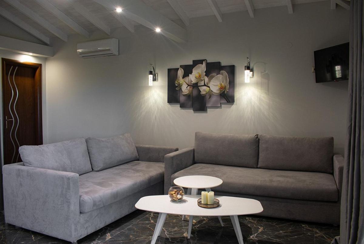 Stamos Apartments And Studios 보우르보우로우 외부 사진